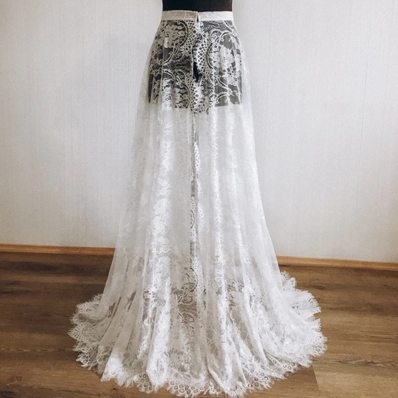 🕊 Sheer Lace Train Overskirt for Wedding - Picture 3 of 4
